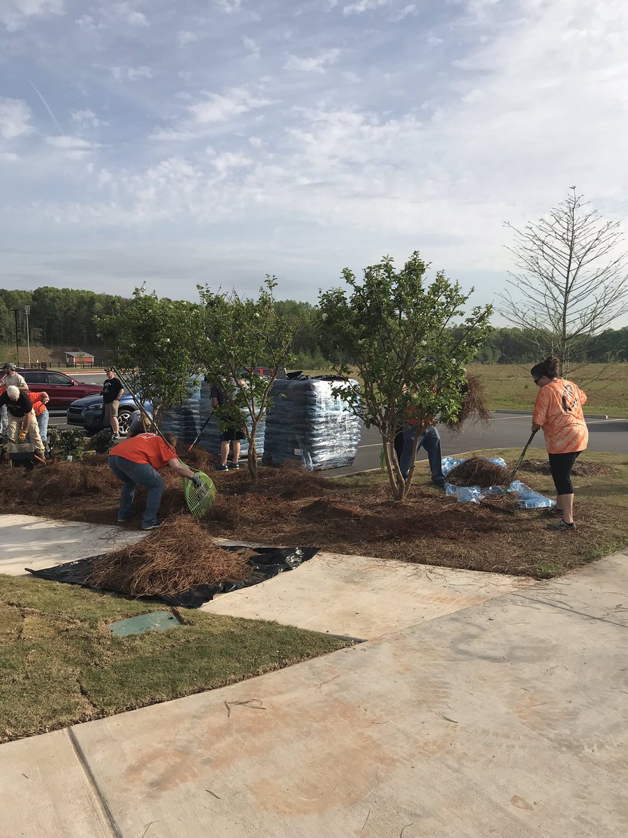 THD8413Prodesk's tweet photo. Team Depot knocking it out of the park! Homeless Veterans Memorial Canton Ga. What an AWESOME display of Team Work. Thank you all for volunteering your time for our Veterans #THD145 https://t.co/jFzXmc8k8v