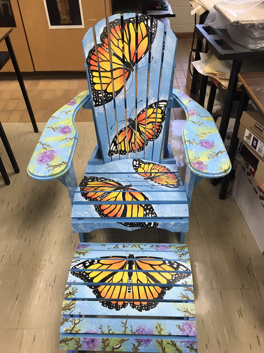 LoyolaHawksOak's tweet photo. Our talented art students painting chairs for Halton Food for Thought’s breakfast bash! #HaltonFFT #BreakfastBash2019 https://t.co/Q2zag2WtTp