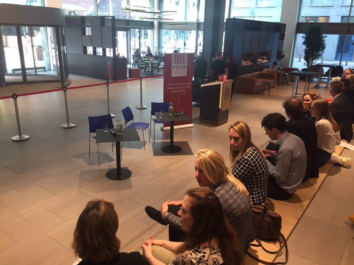 tweetsunl's tweet photo. De stoelen zijn nog leeg maar de zaal is al vol: het #VSNUcafé staat op het punt te beginnen! We verwachten een boeiende discussie over goed toegangsbeleid. https://t.co/YpjnmtrRgL