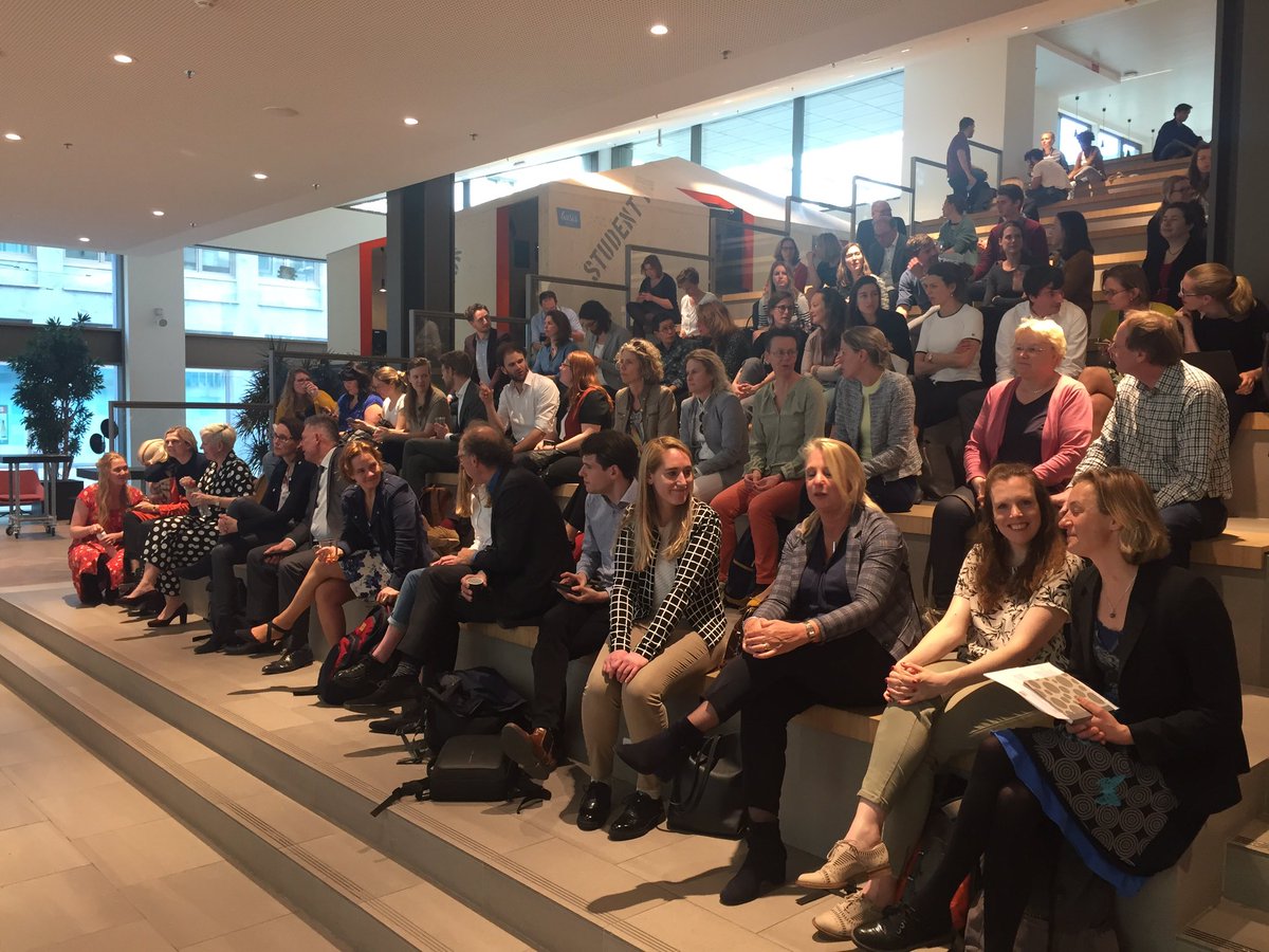 tweetsunl's tweet photo. De stoelen zijn nog leeg maar de zaal is al vol: het #VSNUcafé staat op het punt te beginnen! We verwachten een boeiende discussie over goed toegangsbeleid. https://t.co/YpjnmtrRgL