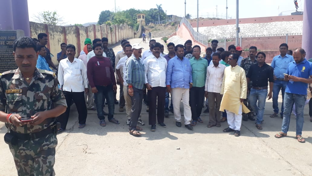 tigerjagarnath's tweet photo. आज दिनांक 18/04/2019 को गोमिया प्रखंड के ग्राम+पंचायत टिकाहारा एवं ललपनिया पंचायत के खीराबेड़ा,केरी,टिकाहारा,कशियाडीह में जनसपंर्क अभियान करते गिरीडीह लोकसभा क्षेत्र से महागठबंधन प्रत्याशी @Jagarnathji_mla एवं पूर्व विधायक श्री योगेंद्र प्रसाद। https://t.co/smf3WItzdr