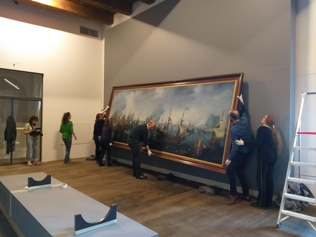 Allez-hop! Daar is het eerste topstuk uit de nieuwe tentoonstelling ‘Republiek aan Zee’ in De Hoofdgalerij, die over 22 dagen opent! ‘Zeeslag bij Gibraltar’, met afmetingen van 5 bij 2 meter, is een waar icoon uit onze collectie! Kom jij kijken vanaf 10 mei?