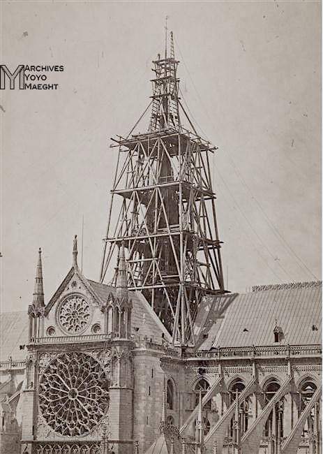 secretshistoire's tweet photo. ➡️ Cette photographie datée de 1860 a été prise alors que de la flèche de la Cathédrale #NotreDame de #Paris était en cours de construction. 😮 https://t.co/RrFErb5SSI