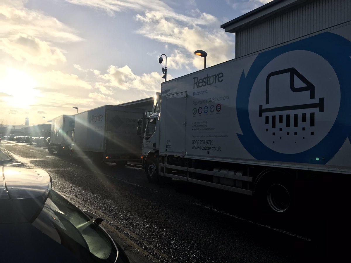 DblYellowDobber's tweet photo. Illegally parking on double yellows and @datashreduk. Name a more iconic duo. I’ll wait. #dobbed https://t.co/SZsO8FC58S