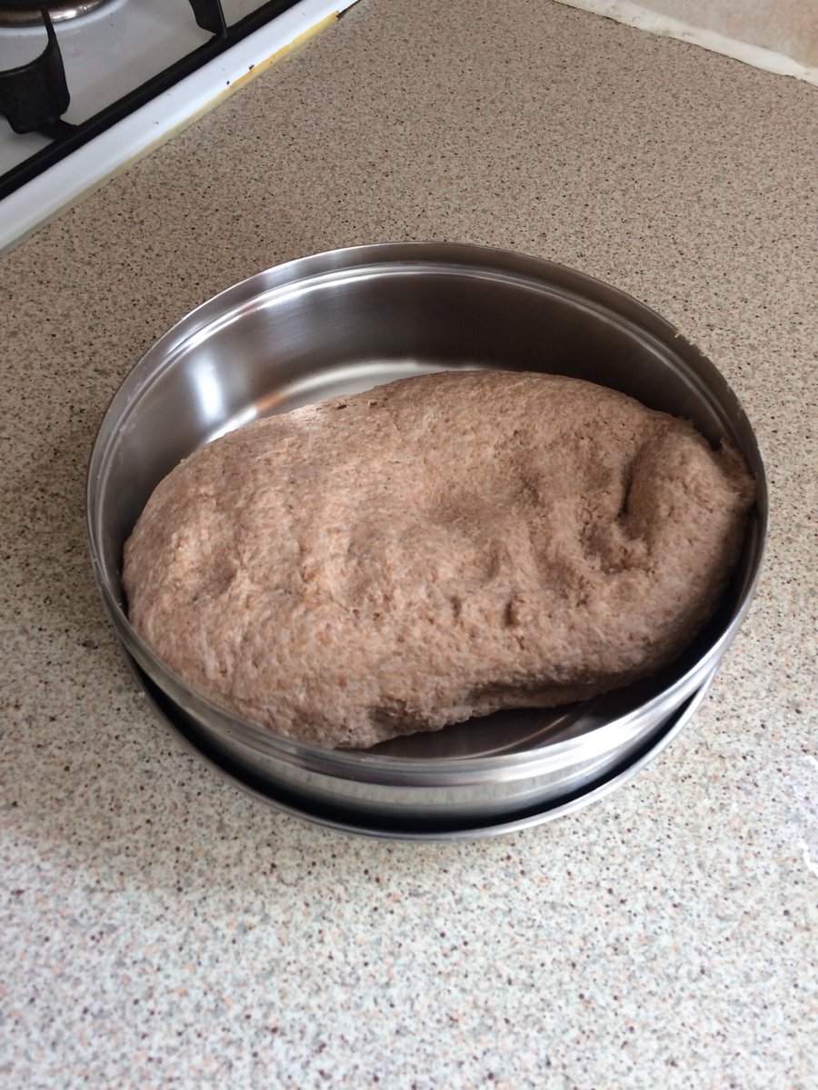 HarsimratSinghC's tweet photo. When your roti making and atta gonning skills are on point! Roundest rotiya you’ve ever seen people 💪🏼😁👌🏼#makerotigreatagain #roundroti #desicuisine #panjabi https://t.co/gASdQh7to7
