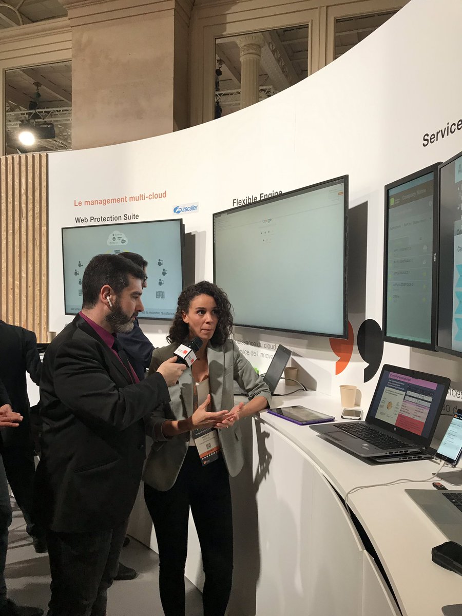 Fière de la team #cloud #OBSummit ! <a href="/preciliafbl/">Précilia Fibleuil</a> qui nous explique toutes les démos et innovations mise à disposition de nos clients !