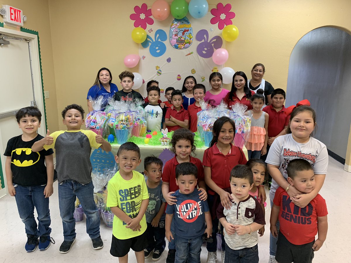 housing_la's tweet photo. 🎉🧁🐇🐣Amazing turnout at our 1st Easter Party at La Joya Housing Authority🎉🧁🐇🐣 Thank you to all the sponsors that made this possible, Solis Insurance, RGV Read and Feed, Sister &amp; Brother’s Speech Therapy and our amazing staff🙏❤️ https://t.co/EJIZ4LMlPh