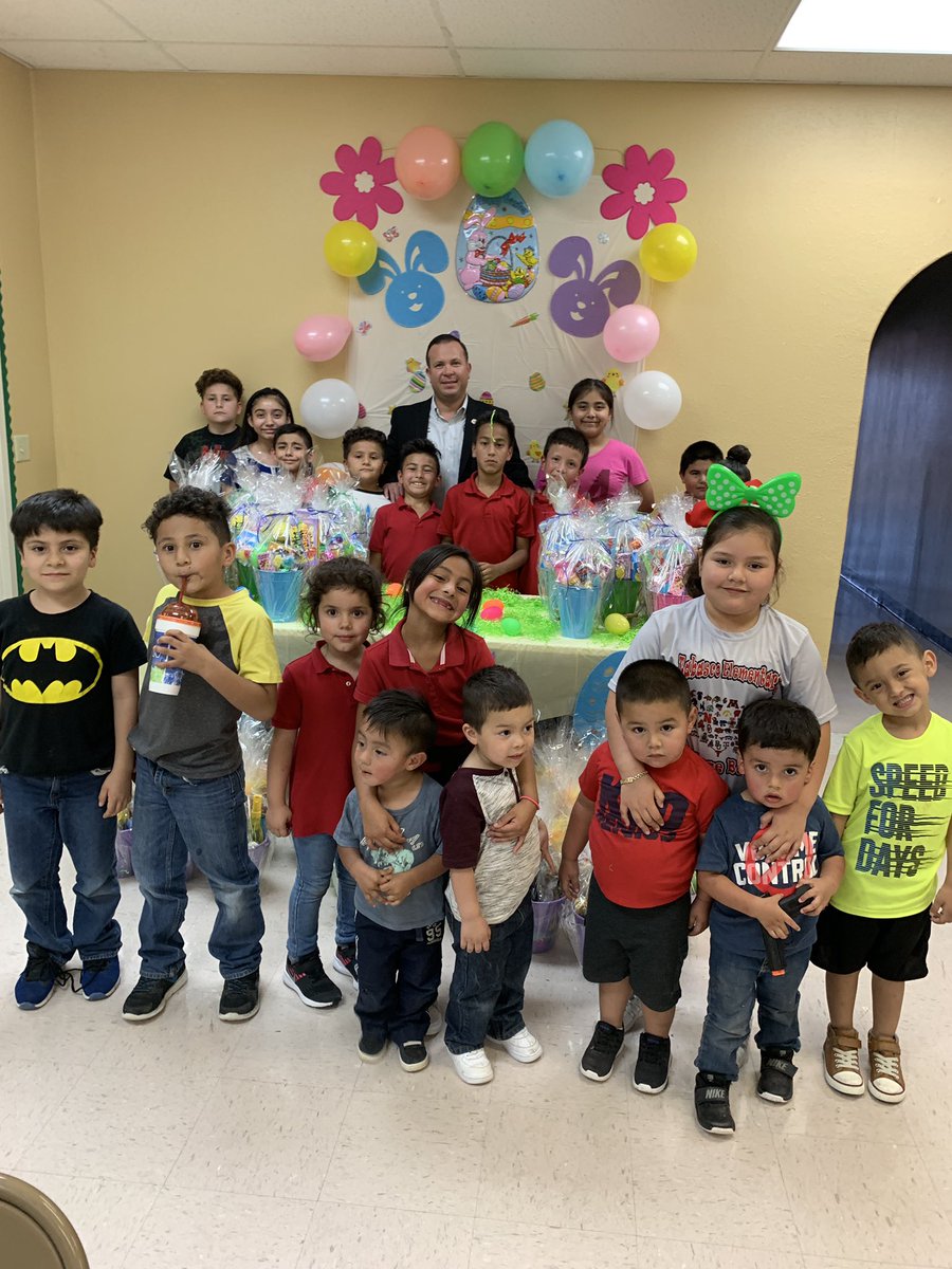 housing_la's tweet photo. 🎉🧁🐇🐣Amazing turnout at our 1st Easter Party at La Joya Housing Authority🎉🧁🐇🐣 Thank you to all the sponsors that made this possible, Solis Insurance, RGV Read and Feed, Sister &amp; Brother’s Speech Therapy and our amazing staff🙏❤️ https://t.co/EJIZ4LMlPh