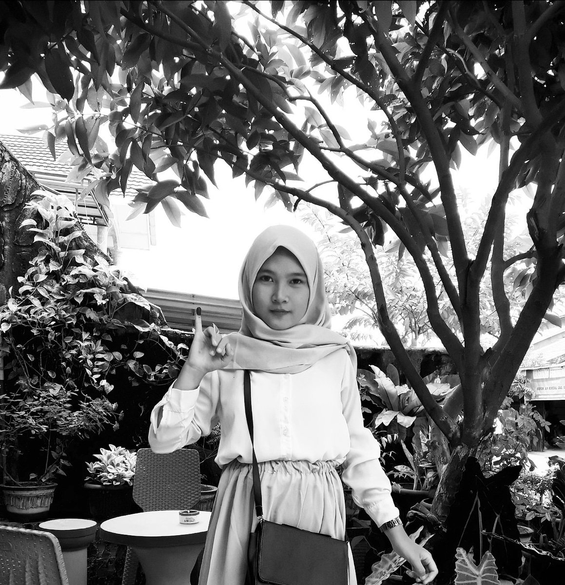 fentypratiwip's tweet photo. Siapapun yg kepilih jdi presiden, semoga tahun depan aku bisa wisuda ,aminnn😂😂 https://t.co/oRe9JsKpIG