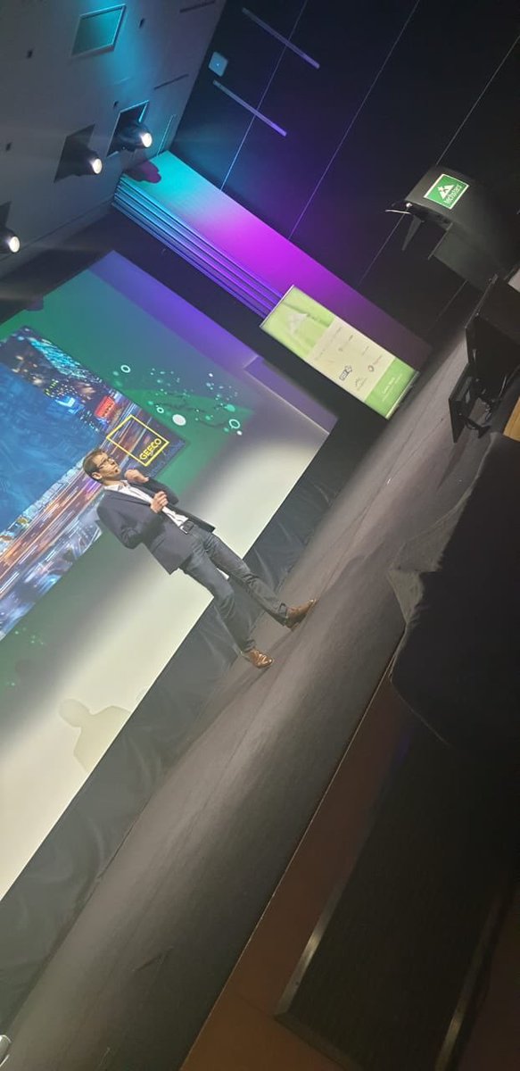 TechstarsParis's tweet photo. On passe donc aux pitchs des projets D.SCOV.R et Print it easy de @GEFCO_Group 😎 #techstarsIntra https://t.co/HgnaZmRIeg