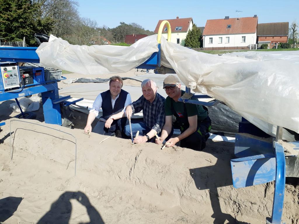 SteinekeCDU's tweet photo. Traditioneller #Spargelanstich auf dem Spargelhof #Spaatz mit @uwefeilermdb und Landtagsvize #Dombrowski #weißesgold #Spargel https://t.co/lcALmyGMPr