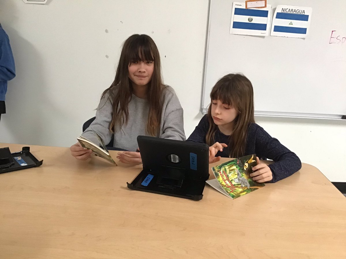 4th grade students love learning more about Colombia while reading #laperezosaimpaciente Referring to the text while kahooting <a href="/MCanion/">Mira Canion</a> #oakpark97 #Holmeshawks