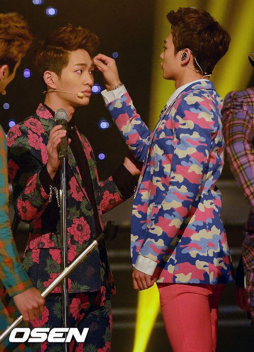 Jinki being clumsy  (+feat Minho!)