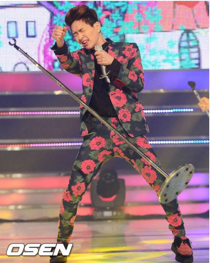 Jinki being clumsy  (+feat Minho!)