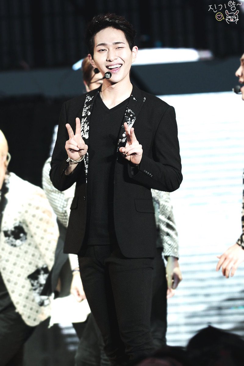 Someone please accompany him to take photos 