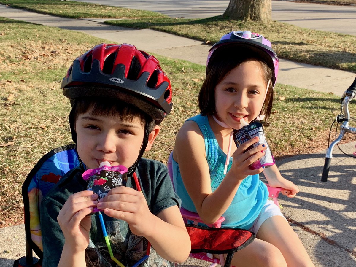 MacKidLakeOrion's tweet photo. Spring cleaning my house and my kiddos' digestive systems with #slammerssnacks. 80% of your immune system is located within digestive tracts. Apples &amp; bananas have a high amount of pectin, aiding in good digestion &amp; waste removal from the body while providing energy. #Sponsored https://t.co/zsKZErYfD1