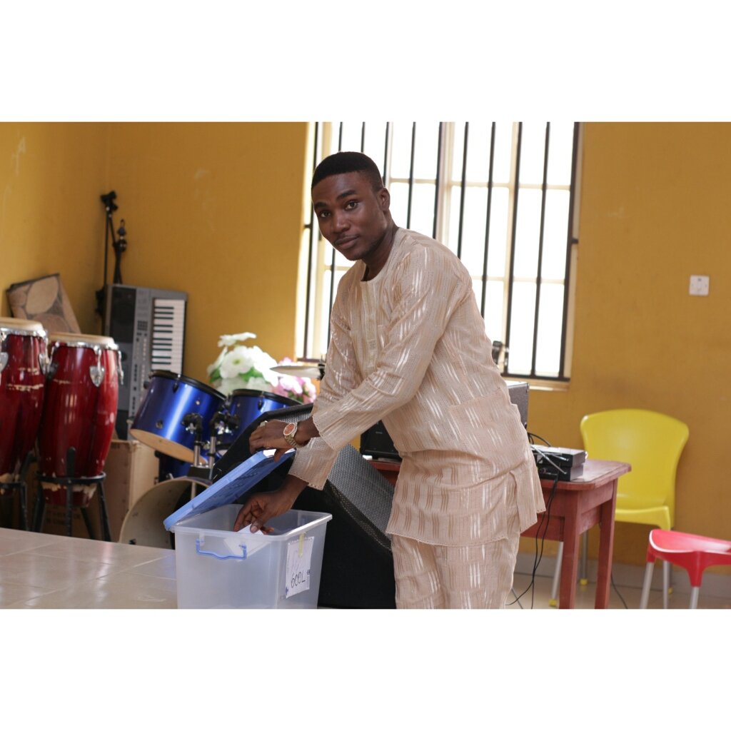 thegreatAMSA's tweet photo. The President, Public Relations Officer, Senate president and the Sports director casting their votes on the election day.
#AMSA #ABUAD #AMSA5thGeneralElections #AMSADecides https://t.co/eahyC6b0aE