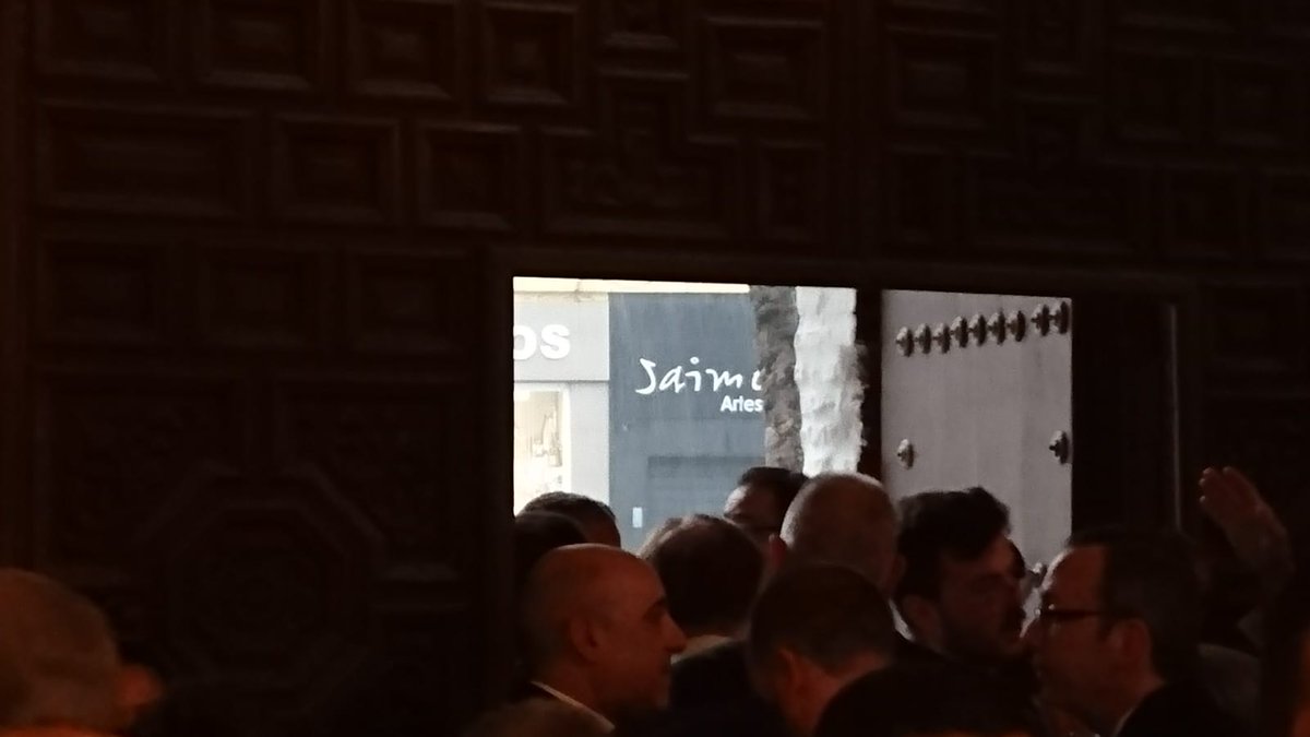 pasionensevilla's tweet photo. Las desoladoras imágenes que está dejando este Jueves Santo. Gracias a los corresponsales #SSantaSevilla19 #SSantaSevABC https://t.co/DNnZOJ4ZMr