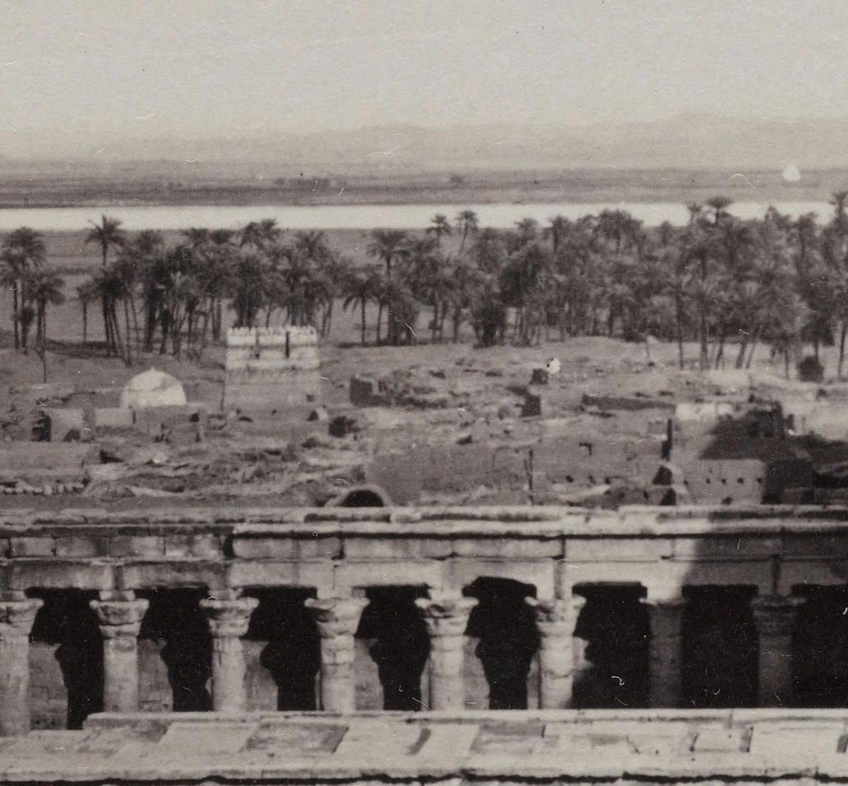 But then compare Frank Mason Good& #39;s photo from 1868-9.Good& #39;s photo is unusual in that it clearly shows the modern town on the Nile (east) side of the temple -- most other photos of the ruins appear to have deliberately the town. https://dla.library.upenn.edu/dla/holyl...