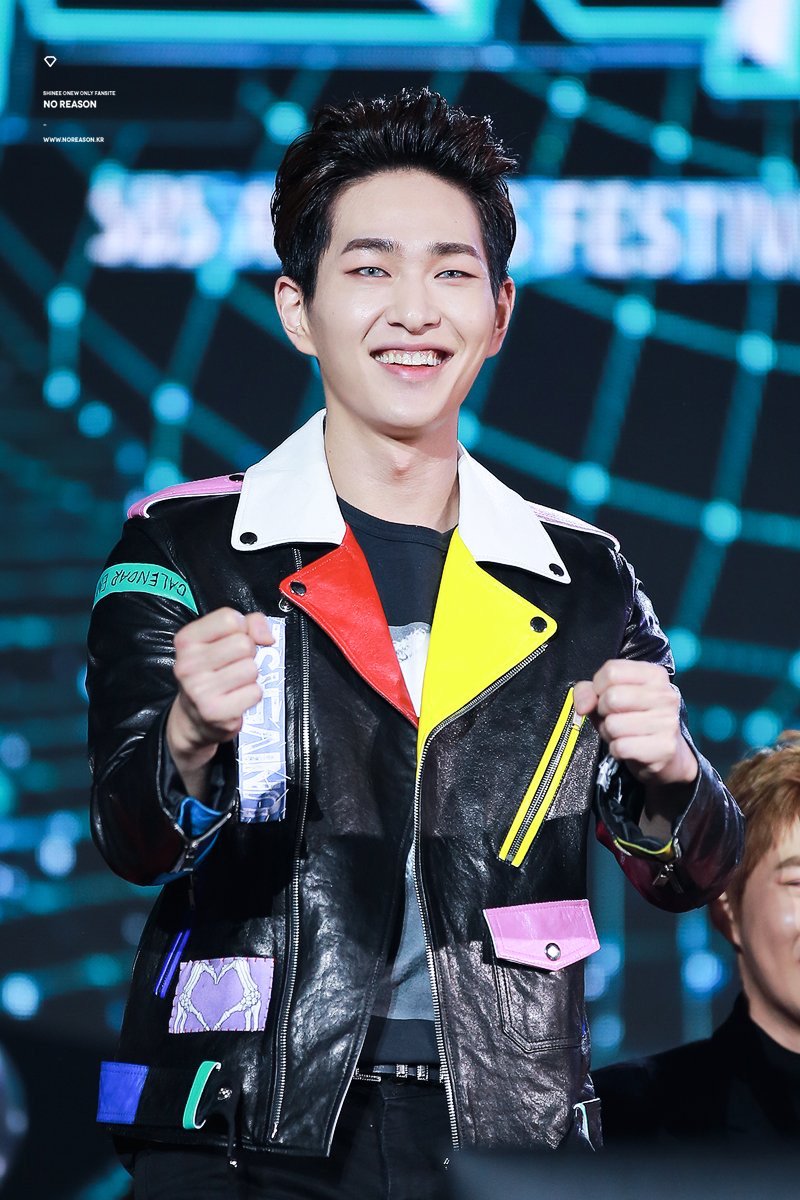 oKAY SO THIS IS DEFINITELY ONE OF MY TOP FAVE JINKI LOOKS WITH HIS HAIR STYLED UP LOOK AT HIM BEING HANDSOME 