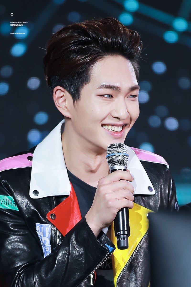 oKAY SO THIS IS DEFINITELY ONE OF MY TOP FAVE JINKI LOOKS WITH HIS HAIR STYLED UP LOOK AT HIM BEING HANDSOME 