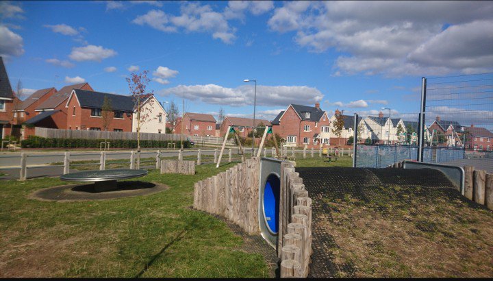 Marston Green play area on Berryfields in #Aylesbury
is a great little playground, particularly in the sunshine! 
freetimewiththekids.com/2019/01/21/mar…