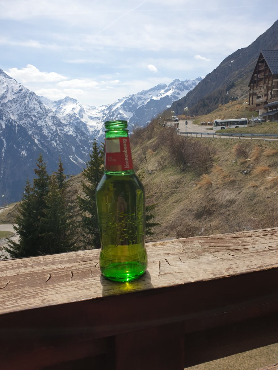 Spatz1978's tweet photo. There are worse ways to spend a Thursday than drinking beer and reading https://t.co/EbACv4tdBU