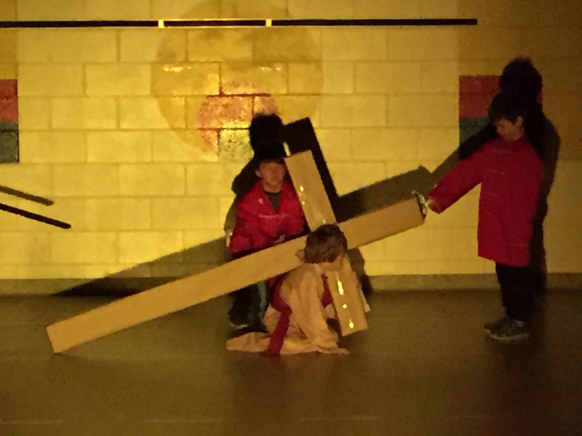 MsLuburic's tweet photo. Stunningly beautiful and emotional rendition of #StationsoftheCross Your endless hours of hard work paid off and your creativity never ceases to amaze @MrsDelaneyOCSB @LappaSTM ✝️🕯Well done grade 1 💕 @ThomasMoreOCSB https://t.co/FFLN8POTCq