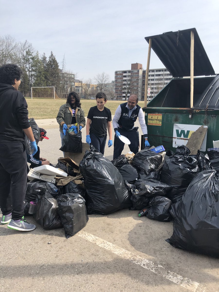 Tellement fière de NOMO! Toute l’école a participé à nettoyer la cours d’école et le voisinage!!! C’est incroyable ce que nous avons trouvé en 45 minutes ! #vertlemonde #csviamonde #nettoyage #communaute #RichmondHill @snapdBarrie <a href="/ECAlertON59/">RichmondHill</a>