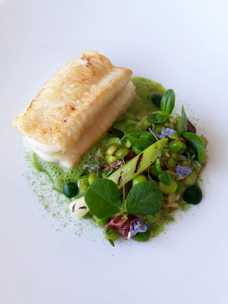 guideMichelinFR's tweet photo. Un aperçu de la superbe cuisine végétale et marine d'@arnaudfaye et de sa brigade à la Chèvre d'Or (#2étoiles à Eze). Asperges aux agrumes et citron d'Iran / Sole meunière, petit pois et jus des cosses...  avec, en prime, une vue à couper le souffle. 🤩 https://t.co/fMLadlLHOr