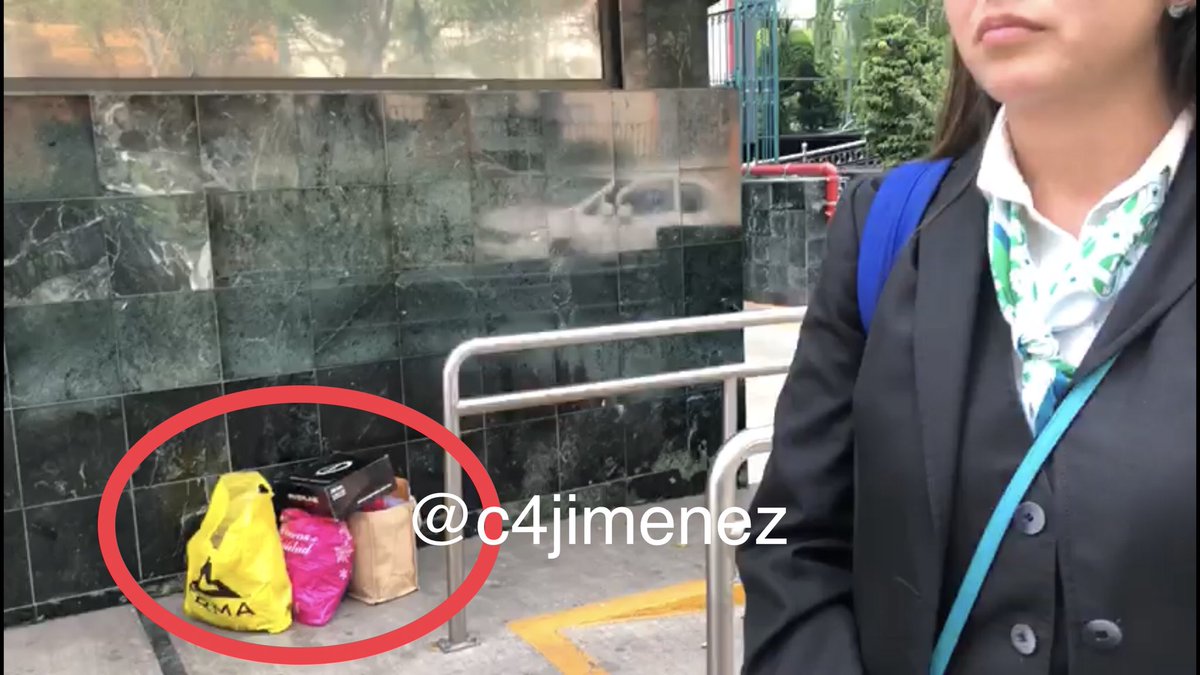 c4jimenez's tweet photo. DENUNCIA ACOSO SEXUAL y LABORAL en @BanjercitoSNC … y LA CORREN
Esta joven denunció el acoso del Teniente Coronel Christian Cuevas.
En respuesta, la corrieron sin explicación.
Le juntaron así sus cosas, y la sacaron
Él se dice PROTEGIDO de la MILICIA
La @PGJDF_CDMX ya INVESTIGA https://t.co/akXUQjFXQL
