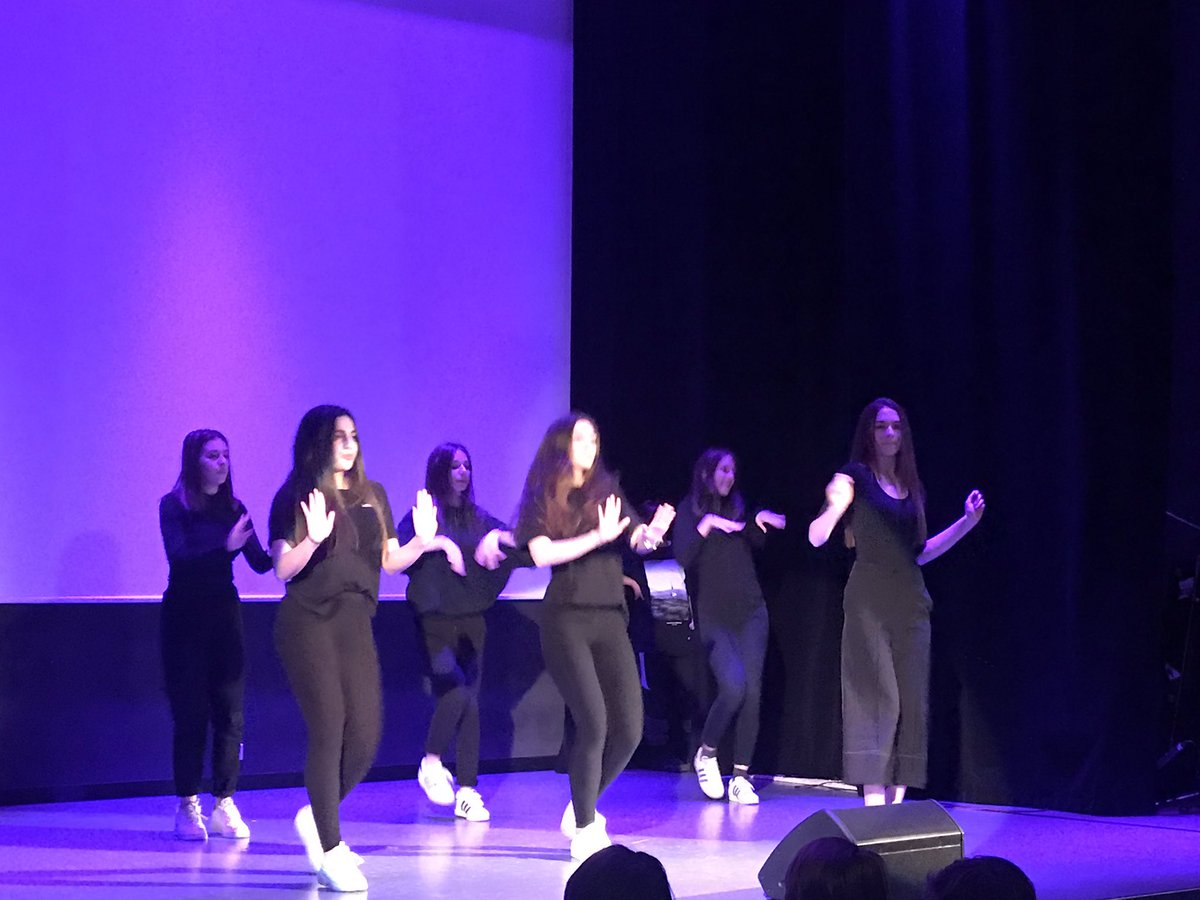 AdnLycee's tweet photo. 1ère soirée Talent’show au lycée Français de Bucarest https://t.co/5986A7XAfP