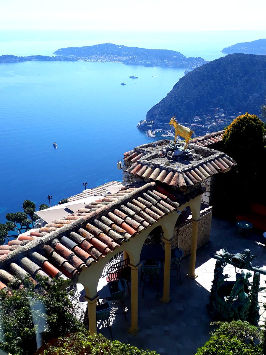 Un aperçu de la superbe cuisine végétale et marine d'<a href="/arnaudfaye/">Chef Arnaud Faye</a> et de sa brigade à la Chèvre d'Or (#2étoiles à Eze). Asperges aux agrumes et citron d'Iran / Sole meunière, petit pois et jus des cosses...  avec, en prime, une vue à couper le souffle. 🤩