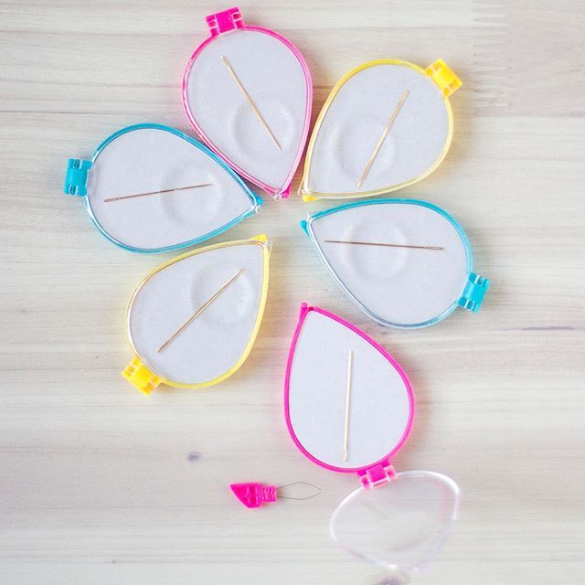 SammyCStudio's tweet photo. These cute magnetic needle keepers take care of your needle, have a secret needle threader and magnifier to save time, frustration and the arm of your sofa! ⁣
⁣
⁣
⁣
⁣
⁣
#crafts #sewdiac #sewing #sewingmachine #sewingboxessentials  #sewists #sewcr… https://t.co/tyM24q3kBm https://t.co/RlF6BqzH54