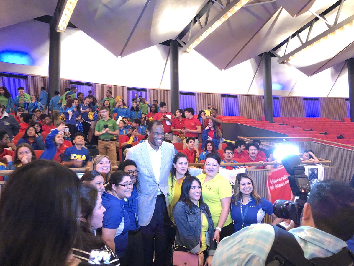 discoverschools's tweet photo. Board member 
David Robinson @davidtheadmiral 
at @ideaschools 
San Antonio 
College Signing Day
#committo4years #txed #ideaschools https://t.co/IkvgChHHZk
