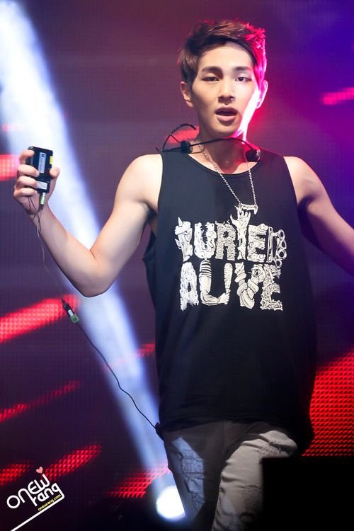 I need this hairstyle to make a comeback. 