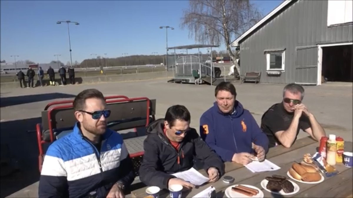 Vinnerbongen magasinet med <a href="/stianhallens/">Stian Hallenstvedt</a> , <a href="/Trav_sangeren/">Espen Edvardsen</a> , <a href="/solberg/">Kristoffer Solberg</a> og <a href="/LarsAnvar/">Lars Anvar Kolle</a> i forkant av V75 på Klosterskogen lørdag 20.4.19 youtu.be/akMeRsnGo5w via <a href="/YouTube/">YouTube</a> 🇳🇴🐴 #V75 #påskebonanza #Klosterskogen #Vinnerbongen