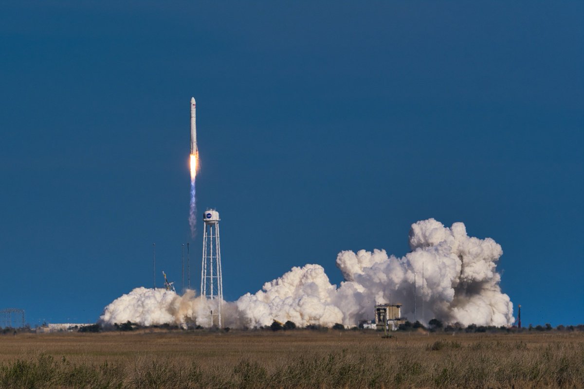 FiZ's tweet image. I would LOVE to be able to get closer, but for 2.1 miles, I'm so happy with this shot I got of the #antares / #cygnus launch from #wallopsflightfacility yesterday! I could see myself doing this more often 😃

#nasa #wallops #rocket #launch
