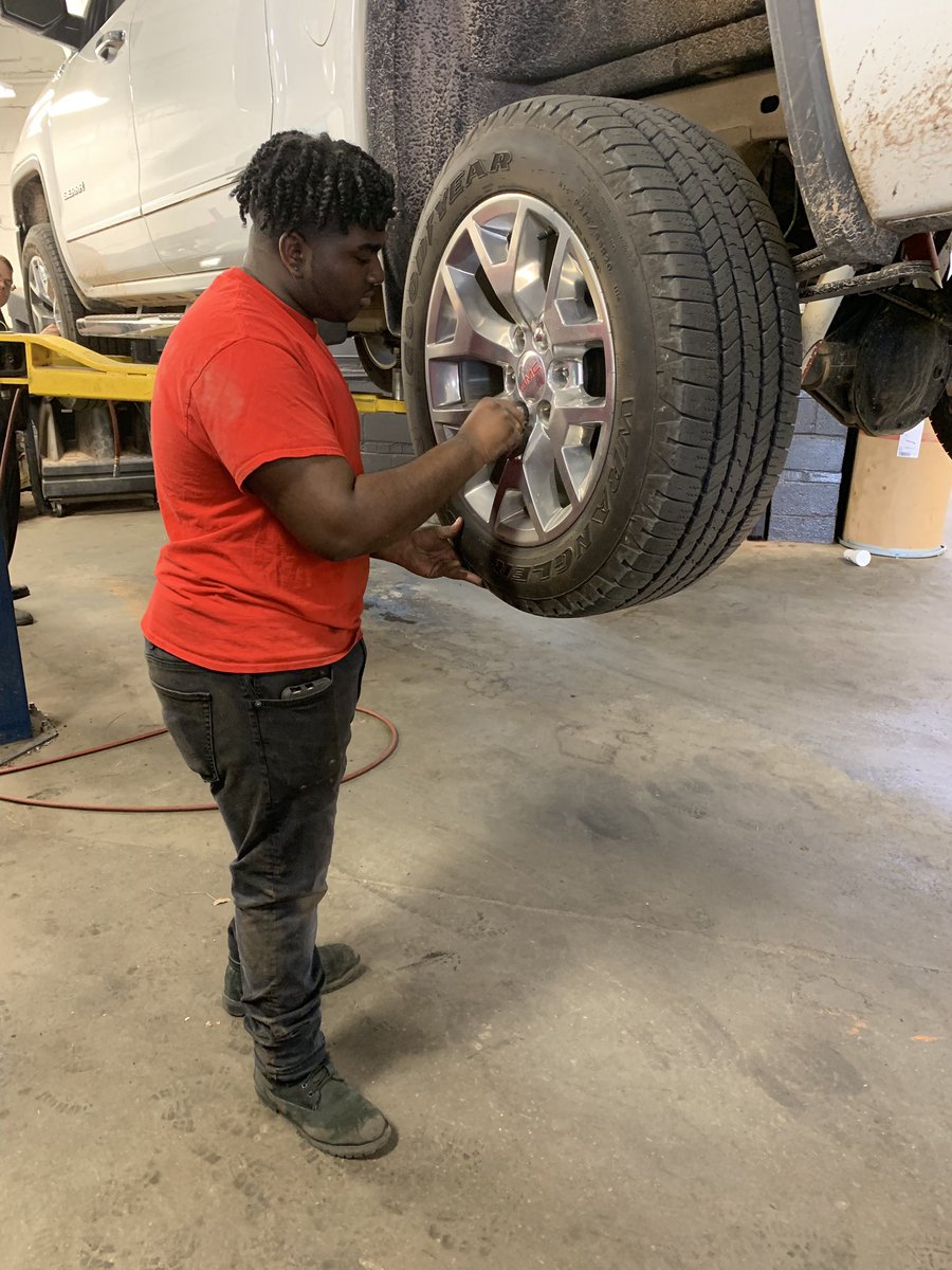 MrsLauraAnglin's tweet image. Thank you Langley Service Center for hosting these automotive students for job shadowing! @VHSRAMS @chambers_tech
