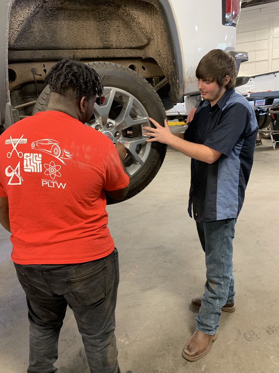 MrsLauraAnglin's tweet image. Thank you Langley Service Center for hosting these automotive students for job shadowing! @VHSRAMS @chambers_tech