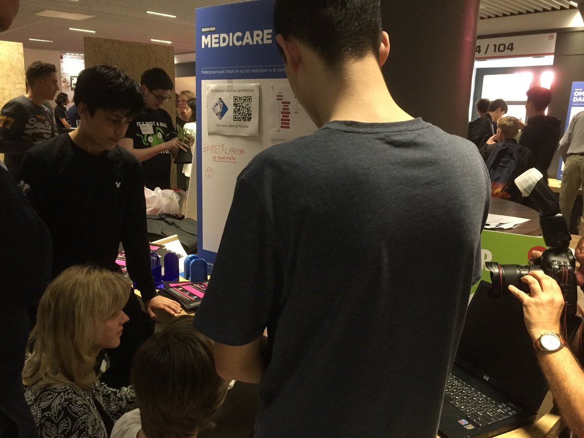Team Medicare (<a href="/BrederoMavo/">Bredero Mavo</a>) wint in categorie 'haalbaarheid' en legt hier hun briljante idee uit aan staatssecretaris <a href="/MonaKeijzer/">Mona Keijzer</a> Gefeliciteerd kanjers! Tot 2 oktober :) #SMANL #innovatie #PAPIAwardsNL19