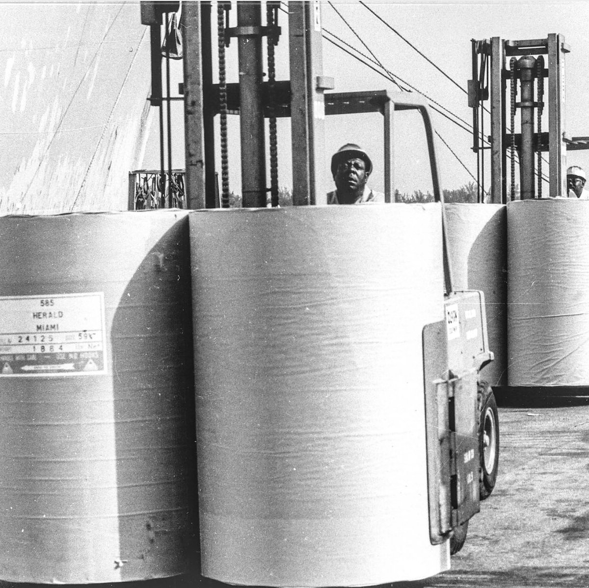 PortMiami's tweet photo. #TBT Did you know @MiamiHerald in the 1960’s brought their rolls of paper through PortMiami?
🏗📰⛴🗞
#PortMiami #PaperRolls #Cargo #CargoShips #LongShoreman #Ships #MiamiBeach #BackInTheDay #ExtraExtraExtra #ReadAllAbout https://t.co/h5heyGGZIl