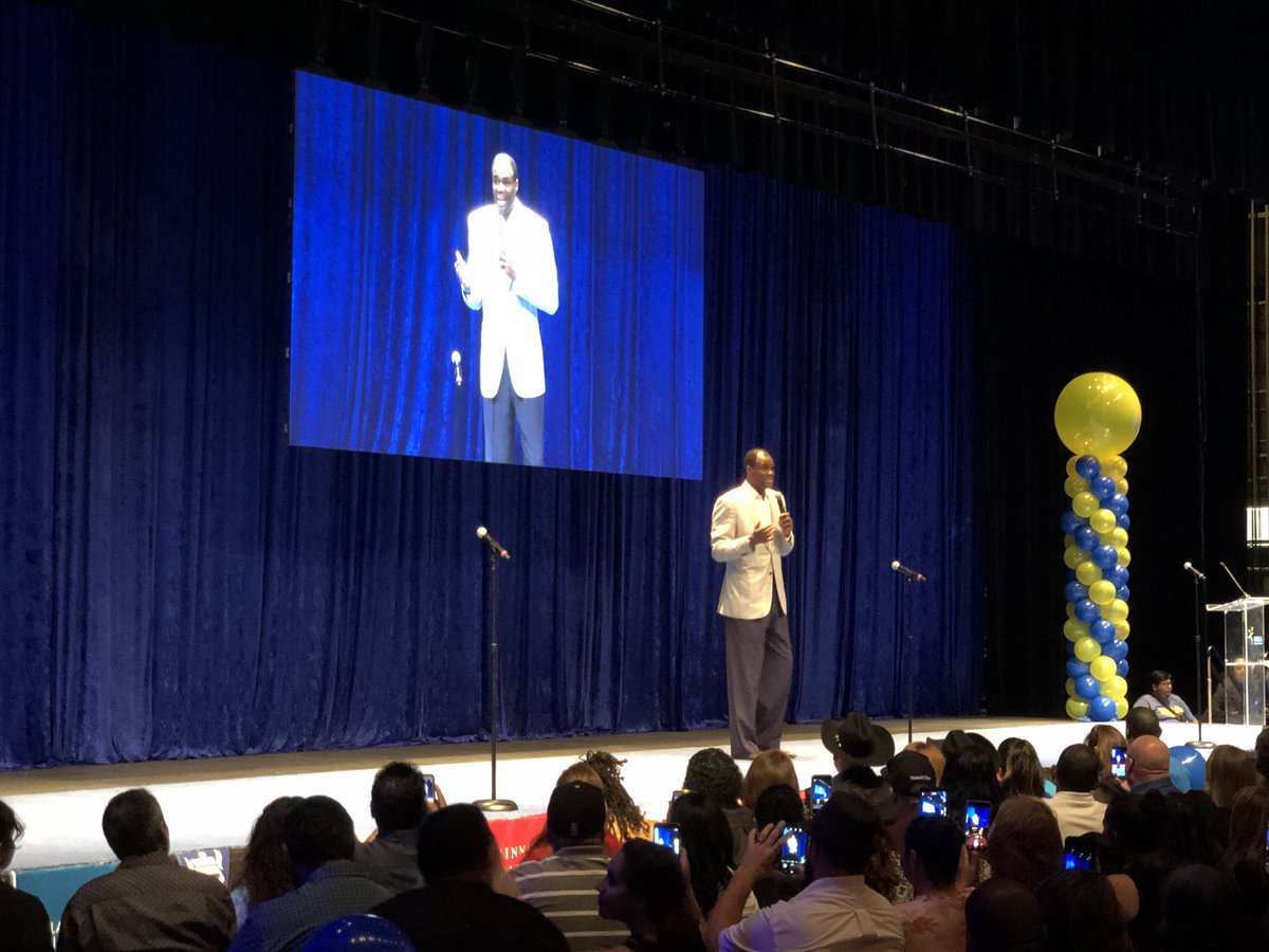 discoverschools's tweet photo. David Robinson @DavidtheAdmiral remembering back to 2001 founding of Carver Academy. Now, wow—@IDEACarver is part of @IDEAschools and has its first graduating class. #committo4years #csd2019 #txed https://t.co/Ze2xI3rupN