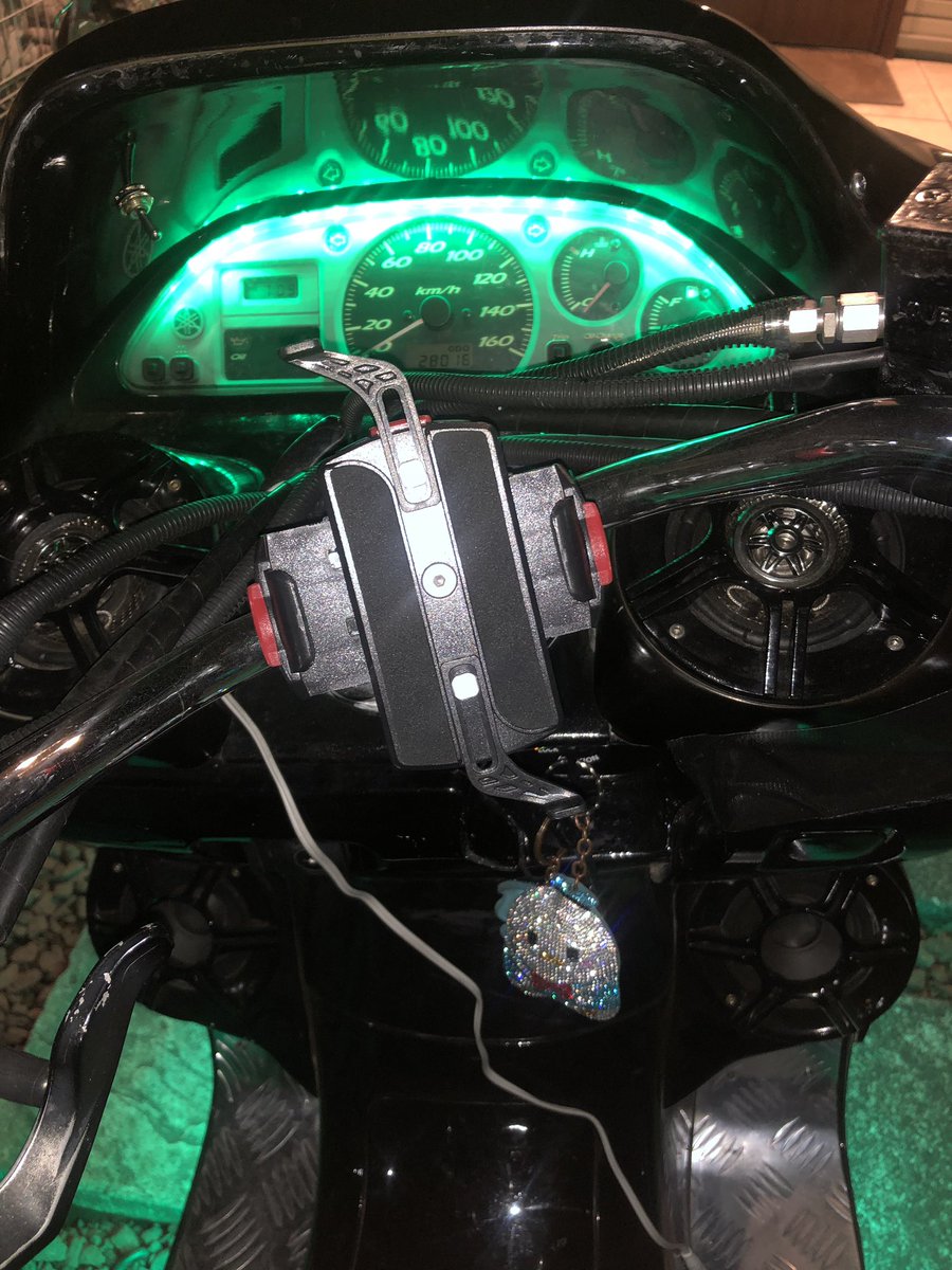 kc_nqaw's tweet photo. マジェスティ売ります！
不具合ふたのところテープで止めてます。
スピーカー4発、LED付いてます！
15万一括でお願いします！
#マジェc売ります
#マジェスティ売ります
#マジェスティc売ります
#バイク売ります https://t.co/uzn0PbkuzE