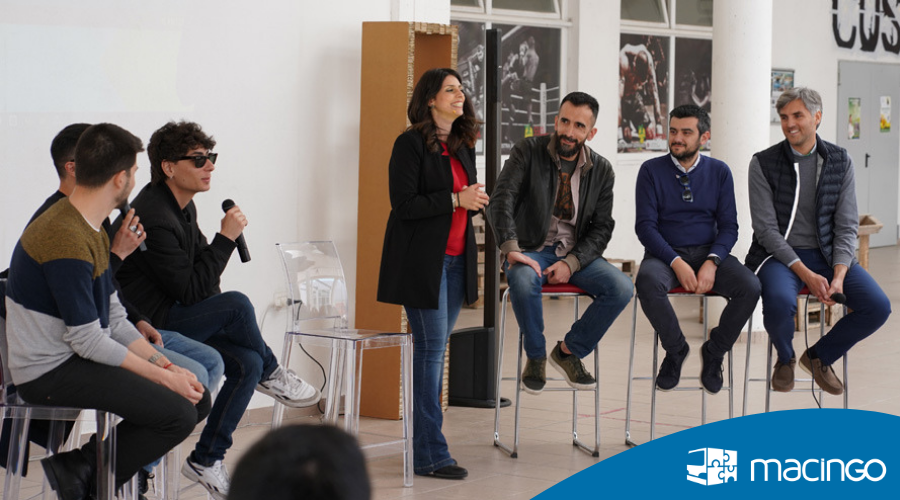 macingoIT's tweet photo. Qualche giorno fa’ Macingo era presente al #WAKEUPFUTURE organizzato da @GoodwillTeam. 😄💪

Dopo un serrato “Quizzettone” di @casasurace il nostro CEO è stato nominato MIGLIOR STARTUPPER DEL SUD, con attestato firmato da Nonna Rosetta!!! 😎👵🔝

#Macingo #trasporti https://t.co/pZ3hlHUBLs