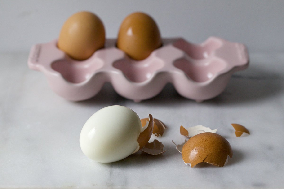 After a lifetime of hard-boiling eggs one way, I made a couple adjustments and now they're even more perfect every time -- and the shells come off effortlessly. This is one of my favorite things to have prepped in the fridge at the start of a week. bit.ly/2KMrlpY