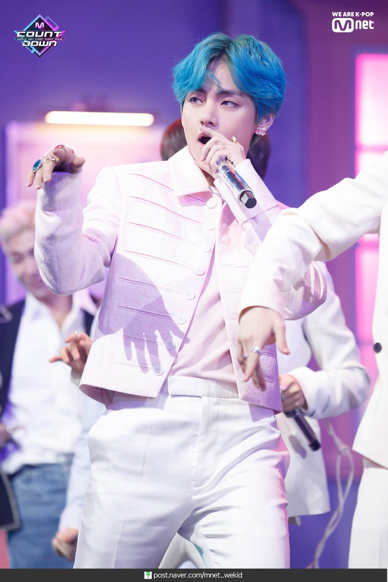 RLarioja's tweet photo. 📍 MCountDown @BTS_twt
.190418
.
. V
.
.
#MAP_OF_THE_SOUL_PERSONA #Dionysus #BTS #방탄소년단 #MCOUNTDOWN #BoyWithLuv https://t.co/H3IheBC4m3