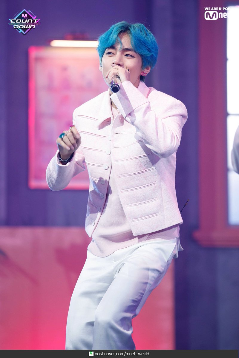 RLarioja's tweet photo. 📍 MCountDown @BTS_twt
.190418
.
. V
.
.
#MAP_OF_THE_SOUL_PERSONA #Dionysus #BTS #방탄소년단 #MCOUNTDOWN #BoyWithLuv https://t.co/H3IheBC4m3