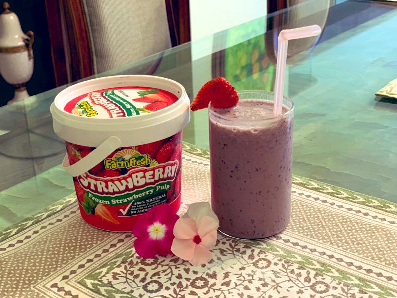 athangjain's tweet image. Strawberry 🍓 + Blueberry shake 🥤made by @ambikajain25 using @_aamrus Strawberry Purée (100% fruit without sugar). Having this chilled ❄️ shake in the melting heat ☀️ is heaven! 😋😇 Try making you own- available on Bigbasket. #BeatTheHeat #HealthyShakes