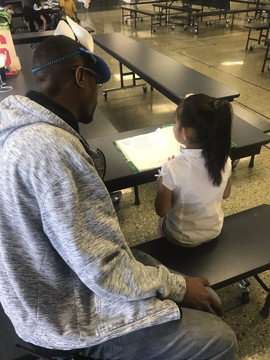 DavisBTW_Kinder's tweet photo. Analaya finished her green folder today! My students love reading with Mr. Jordan. @BookerTWashElem #iamwfisd https://t.co/rsGPR4lgRD